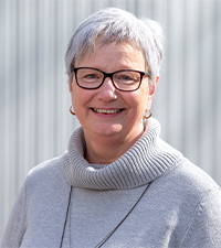 Das ist ein Foto von der Bürokraft Angela Diehl.
