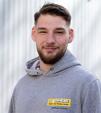 Das ist ein Foto von dem Maurer Joshua Conrad.